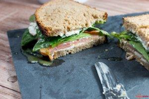 Räucherlachs-Sandwich mit Babyspinat und Honig-Senfsauce