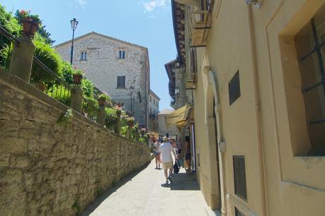 Ein sonniger Tag in der Stadt San Marino