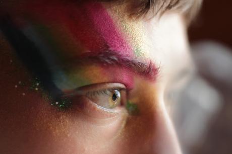 Rainbow Makeup mal anders - Schönheit muss nicht immer weiblich sein.