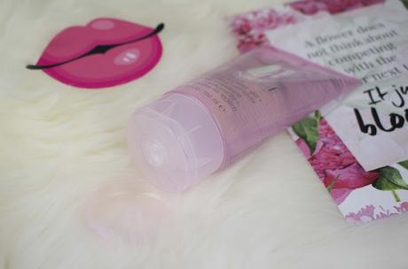 Clinique // 2-in-1 Cleansing Micellar Gel + Light Makeup Remover Clinique // 2-in-1 Cleansing Micellar Gel + Light Makeup Remover
