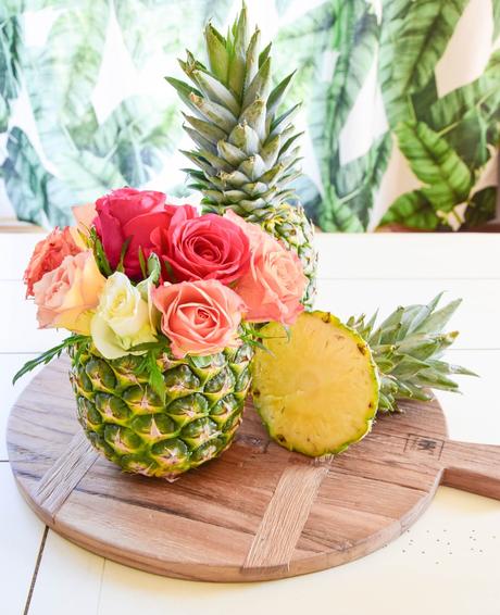 DIY Vase aus Ananas: einfach und in 5 Minuten fertig! Perfekte Tischdeko für jede Sommerparty. Ideal für bunte Sträusse und laue Sommernächte