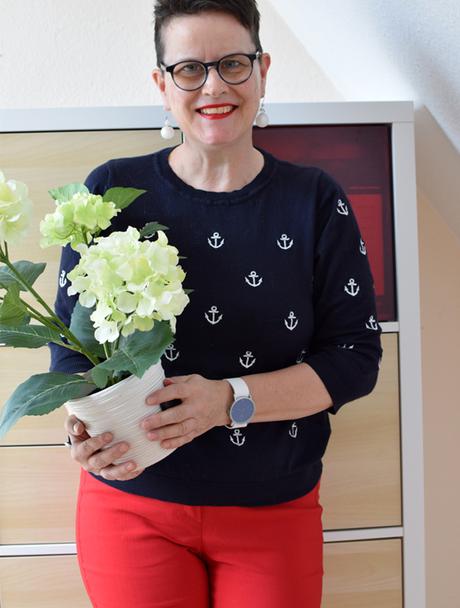 Maritim mit roter Hose