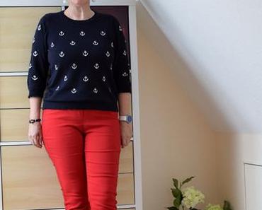 Maritim mit roter Hose