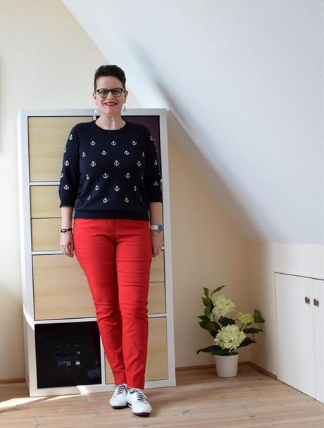 Maritim mit roter Hose