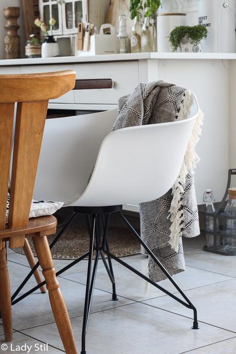How to, so gelingt der Stühle-Mix, 5 Tipps wie man Stühle miteinander kombiniert, Kriterien bei der Stuhlwahl, Farb- und Materialmix, sowie Kauftipps