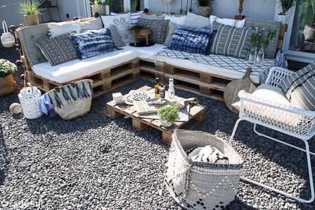 Sommertrend 2017, Palettenlounge selbermachen im Jeansblau-Trend, Terrasse mit Lounge und Gartenaccessoires