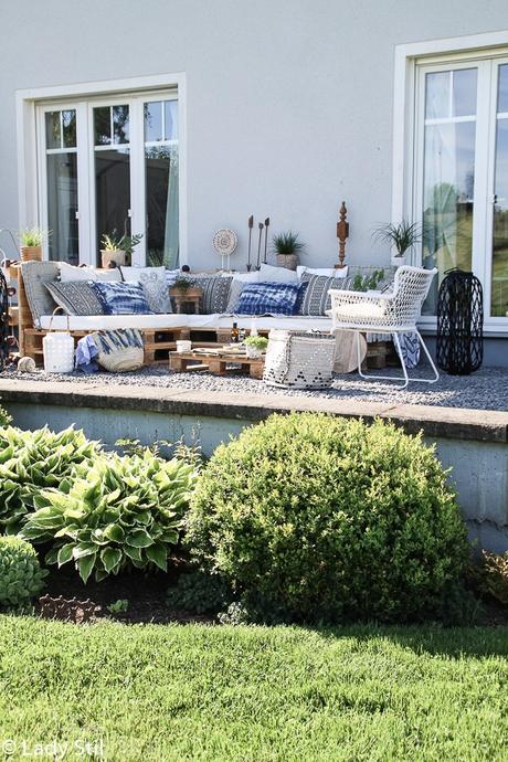 Sommertrend 2017, Palettenlounge selbermachen im Jeansblau-Trend, Terrasse im Boho-Look mit passenden Gartenaccessoires