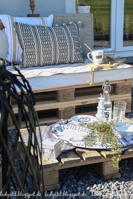 Palettenlounge selberbauen, Dekoideen für Terrasse und Garten, Tablett mit Blattmotiv von Ikea