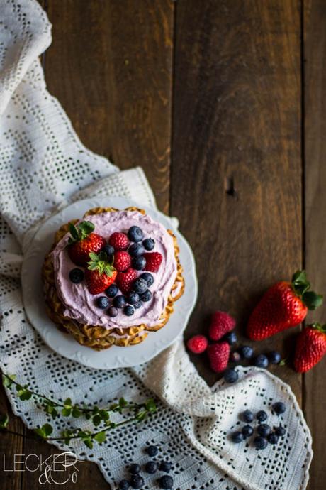 Waffeltorte mit roten Beeren leckerundco, lecker co, lecker & co, lecker, leckerundco.de, foodblog, nürnberg, foodfotografie, mittelfranken, tina kollmann, foodpics, kochen, backen, fotografie, rezept, waffeln, torte, waffeltorte, rote beeren, erdbeeren, heidelbeeren, blaubeeren, himbeeren, sommerkuchen, sommertorte, schnell, einfach, dessert