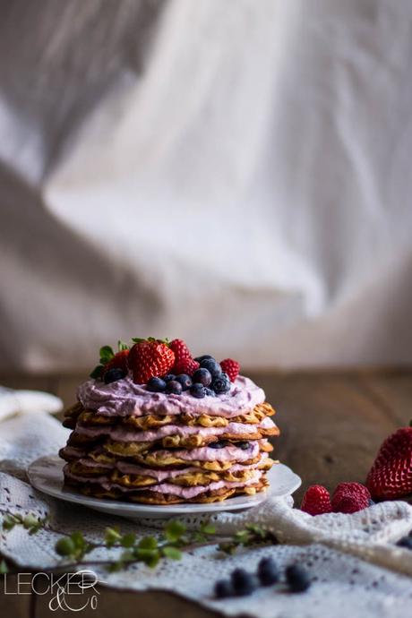 Waffeltorte mit roten Beeren leckerundco, lecker co, lecker & co, lecker, leckerundco.de, foodblog, nürnberg, foodfotografie, mittelfranken, tina kollmann, foodpics, kochen, backen, fotografie, rezept, waffeln, torte, waffeltorte, rote beeren, erdbeeren, heidelbeeren, blaubeeren, himbeeren, sommerkuchen, sommertorte, schnell, einfach, dessert