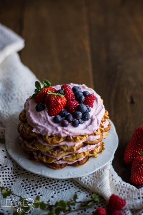 Waffeltorte mit roten Beeren leckerundco, lecker co, lecker & co, lecker, leckerundco.de, foodblog, nürnberg, foodfotografie, mittelfranken, tina kollmann, foodpics, kochen, backen, fotografie, rezept, waffeln, torte, waffeltorte, rote beeren, erdbeeren, heidelbeeren, blaubeeren, himbeeren, sommerkuchen, sommertorte, schnell, einfach, dessert