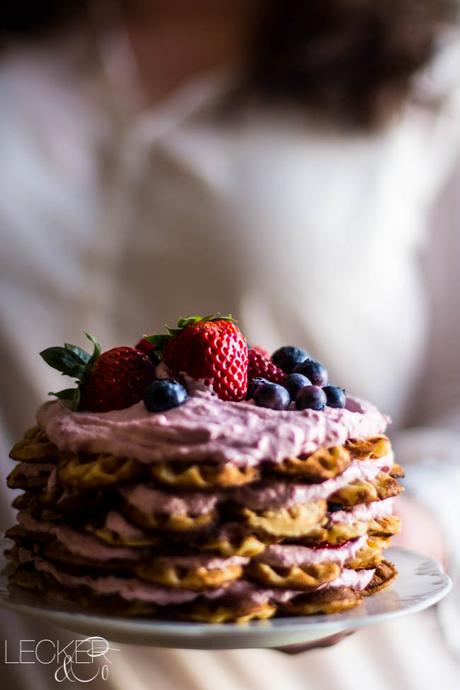 Waffeltorte mit roten Beeren leckerundco, lecker co, lecker & co, lecker, leckerundco.de, foodblog, nürnberg, foodfotografie, mittelfranken, tina kollmann, foodpics, kochen, backen, fotografie, rezept, waffeln, torte, waffeltorte, rote beeren, erdbeeren, heidelbeeren, blaubeeren, himbeeren, sommerkuchen, sommertorte, schnell, einfach, dessert