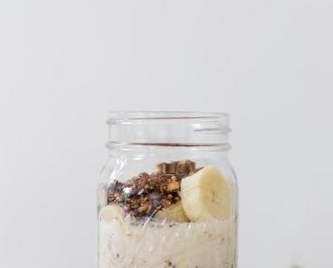 Overnight Oats mit Bananen und Schokogranola