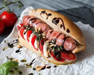 Italienischer Hot Dog mit Salsiccia, Pesto und Tomate-Mozzarella
