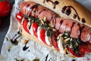 Hot Dog im italienischen Stil mit Salsiccia