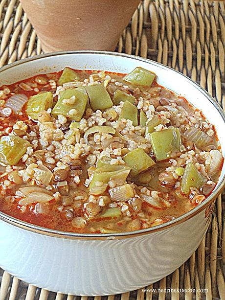 Sommerliche Suppe mit Grüne Bohnen und Teller Linsen