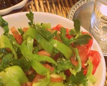 Tomaten-Paprika Salat mit Käsewürfeln