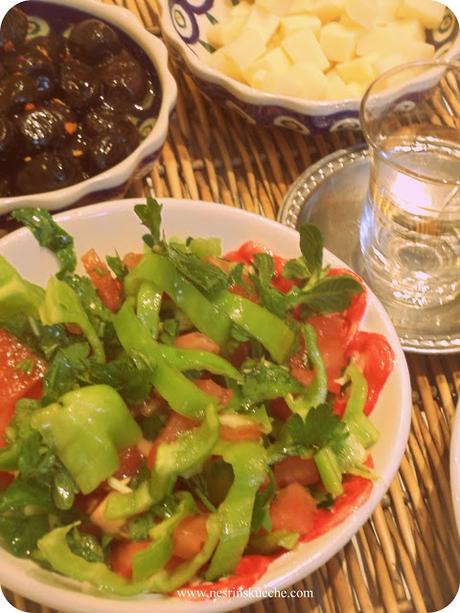 Tomaten-Paprika Salat mit Käsewürfeln