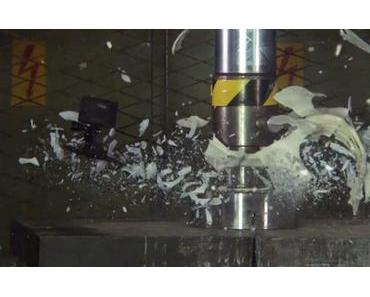 Hydraulikpresse lässt Papier explodieren