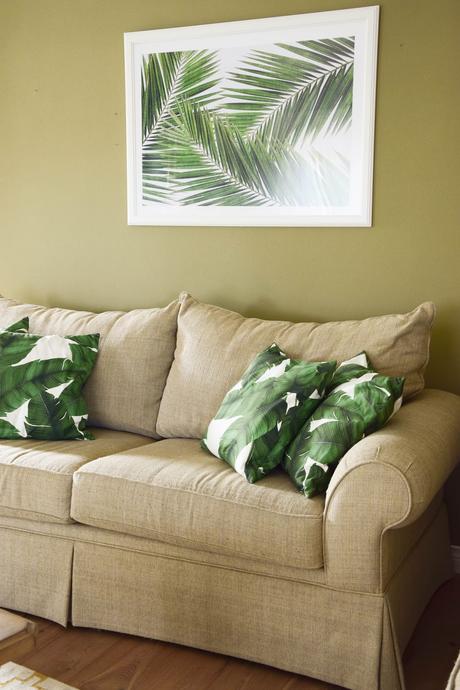 Sommer Deko fürs Wohnzimmer: Dekoideen, Tipps und mehr: Dekoration, Botanical Style, grün, sommerlich, Sommer, Sofa, Kissen