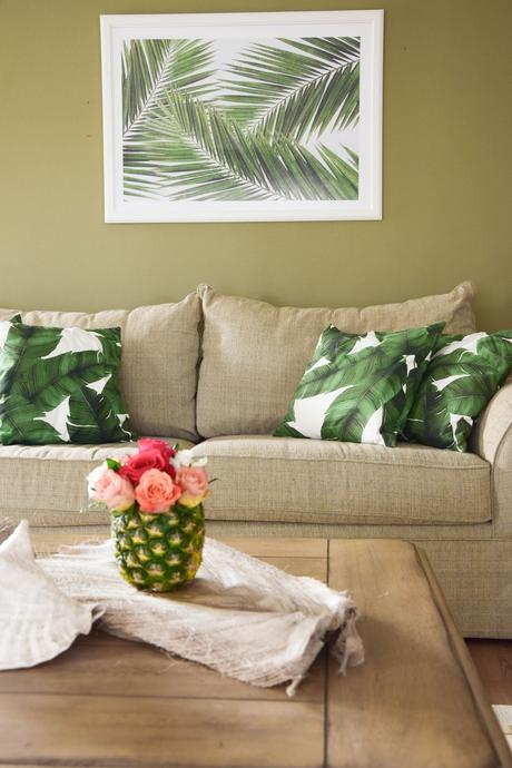 Sommer Deko fürs Wohnzimmer: Dekoideen, Tipps und mehr: Dekoration, Botanical Style, grün, sommerlich, Sommer, Sofa, Kissen