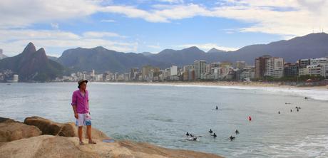 In Shirt und Shorts zum Sonnenuntergang am Strand von Ipanema - Rio de Janeiro