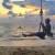 Mit dem Strohhut zum Sonnenuntergang am Strand von Ipanema