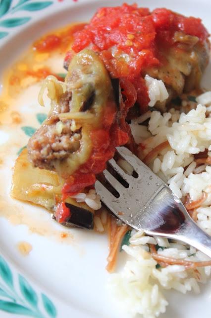 Auberginenkebap mit Tomatensoße und Türkischer Pilaw