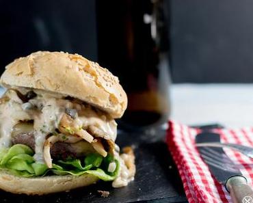 Cheeseburger mit Sauce Tartar und angeschwenkten Austernpilzen