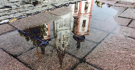 Bild der Woche: Basilika Mariazell spiegelt sich in Wasserlacke