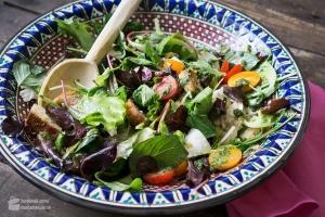 Wildkräutersalat mit Kirschen und Tomaten