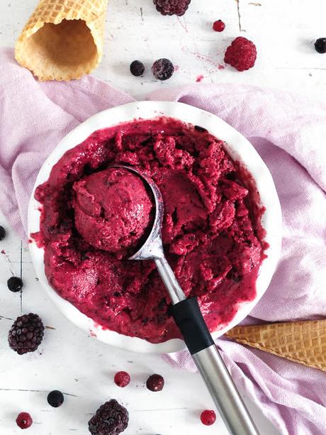 Ein Rezept für super schnelle Berry Yogurt Icecream