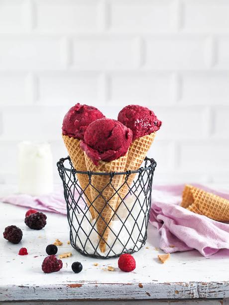 Ein Rezept für super schnelle Berry Yogurt Icecream