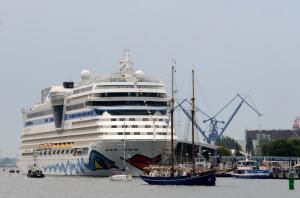 AIDA mit zwei Schiffen auf Hanse Sail 2017