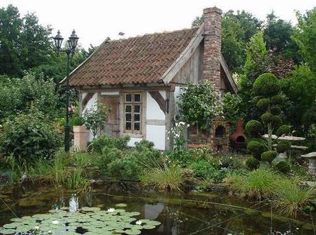 Gartenhaus aus alten Baumaterialien