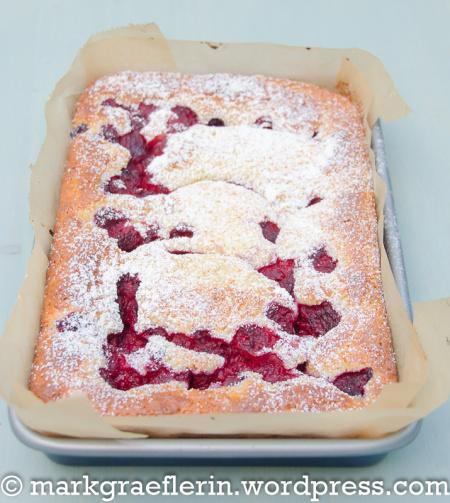 Für den kleinen Haushalt: Zitrone-Joghurt Kuchen mit Himbeeren und Rosmarin