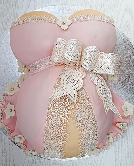 Oreo-Torte im Babybauch-Design
