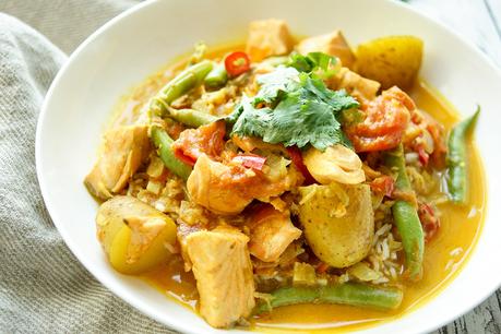 Lachsfilet in Kokos-Curry mit grünen Bohnen & Kartoffeln