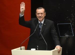 Erdogan ruft seine Islam gläubigen Bürger, die in Deutschland den Doppelpass besitzen, dazu auf die CDU/CSU, SPD und GRÜNEN nicht zu wählen