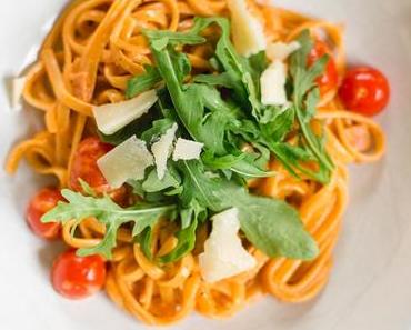 Linguine mit Tomatensahnesauce, Schinken, Kirschtomaten und Ruccola