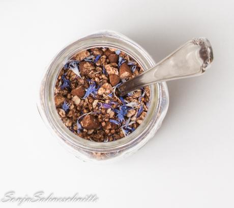 Wildblüten-Granola mit Kakao und Buchweizen – wildflower granola with cacao and buckwheat
