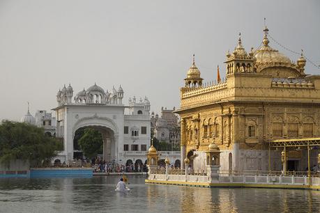 Goldener-Tempel-Sikh-auf-Boot