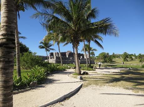 06_Weg-zum-Tempel-des-herabsteigenden-Gottes-Maya-Ruine-Tulum-Cancun-Yucatan-Mexiko-Karibik