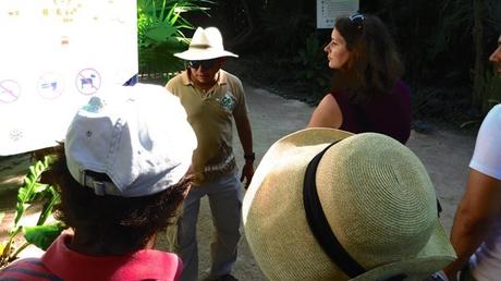 02_Tourguide-Maya-Ruine-Tulum-Cancun-Yucatan-Mexiko-Karibik