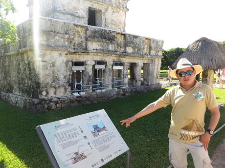 10_Tourguide-am-Freskentempel-Maya-Ruine-Tulum-Cancun-Yucatan-Mexiko-Karibik