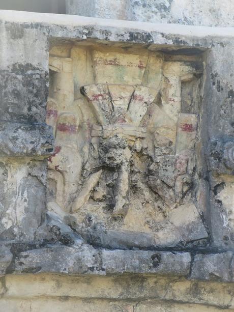 11_farbiges-Relief-am-Freskentempel-Maya-Ruine-Tulum-Cancun-Yucatan-Mexiko-Karibik