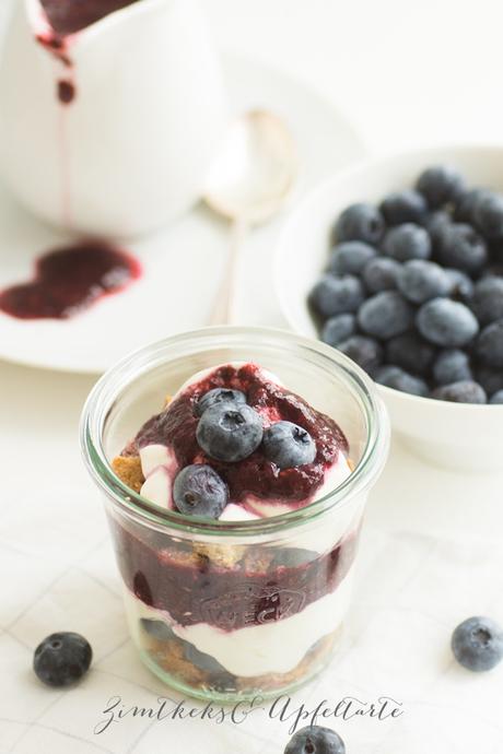 Cheesecake im Glas mit Blaubeeren