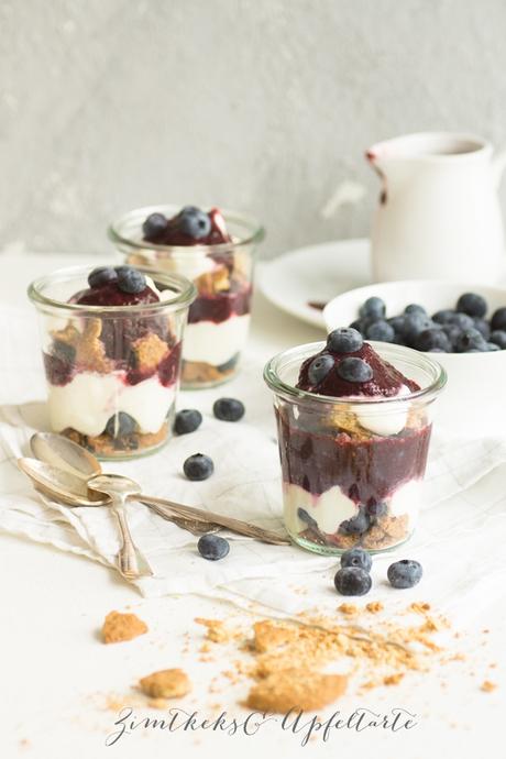 Cheesecake im Glas mit Blaubeeren