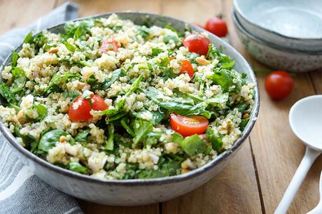 Quinoa-Salat mit Spinat und Kräutern