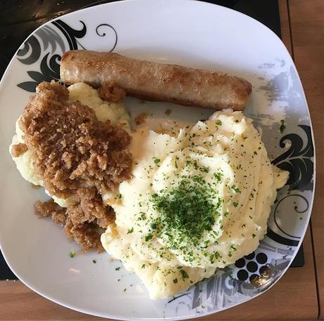 Kartoffelbrei, Blumenkohl und Bratwurscht #foodporn #sonntag - via Instagram